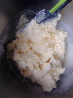 用刮刀翻拌均匀