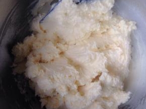 用刮刀翻拌均匀