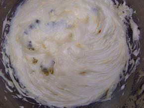 打至牛奶与黄油完全混合，有光泽，感觉柔软即可