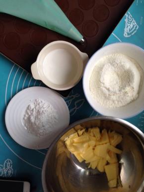 准备好所有的材料，裱花嘴装入裱花袋中（拍照时它在一边，没照上），低粉、高粉、奶粉、玉米淀粉混合均匀