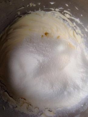 筛入混合好的面粉