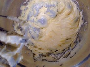 室温软化好的黄油，低速打发至顺滑