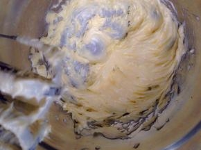 室温软化好的黄油，低速打发至顺滑