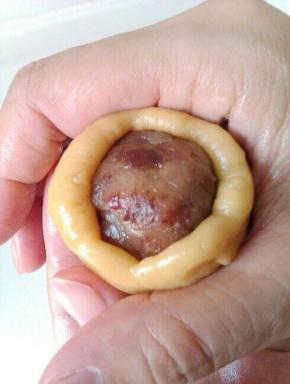 7、用虎口边转边把饼皮边厚的地方向上推。