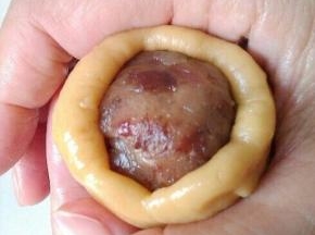 7、用虎口边转边把饼皮边厚的地方向上推。