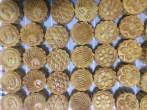 12、烤箱180度预热，月饼表面喷少许水放入烤箱烤5分钟，月饼表面泛白取出。蛋黄一只蛋清少许+少许水搅匀，用羊毛刷沾少之又少的混合蛋液在月饼凸业的花纹上均匀轻扫。第二次放入烤箱，160度10分钟烤到月饼浅上色取出，刷第二次蛋液。烤箱调到160度，再入烤箱烤10分钟出炉。烤好的月饼表面金黄，侧面饱满，底部均匀，侧面不青腰。