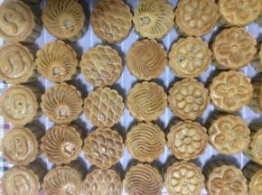 12、烤箱180度预热，月饼表面喷少许水放入烤箱烤5分钟，月饼表面泛白取出。蛋黄一只蛋清少许+少许水搅匀，用羊毛刷沾少之又少的混合蛋液在月饼凸业的花纹上均匀轻扫。第二次放入烤箱，160度10分钟烤到月饼浅上色取出，刷第二次蛋液。烤箱调到160度，再入烤箱烤10分钟出炉。烤好的月饼表面金黄，侧面饱满，底部均匀，侧面不青腰。