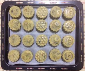 11、依次做好轻拿轻放摆在烤盘中，用粗针在月饼上扎2个眼（排气以免出现裂纹）。