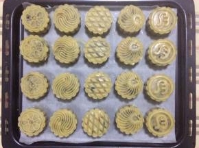 11、依次做好轻拿轻放摆在烤盘中，用粗针在月饼上扎2个眼（排气以免出现裂纹）。