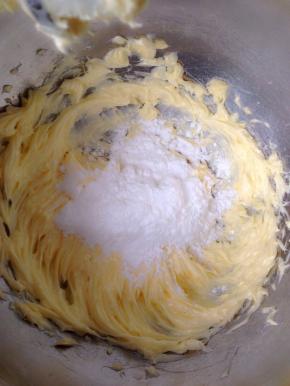 加入糖粉继续打发