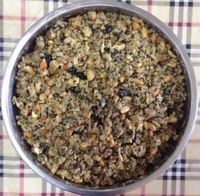 2、坚果全部放入容器中，放入蜂蜜、面粉（食材中糯米粉和中筋面粉分开炒熟）、油（熟）、水搅拌均匀。