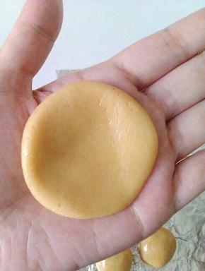 5、取20克饼皮用手的压成中间薄边厚。