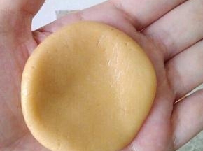 5、取20克饼皮用手的压成中间薄边厚。