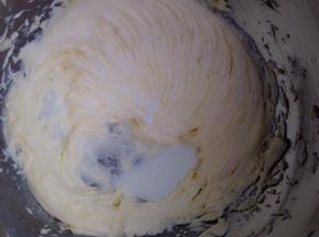 加入牛奶继续打发
