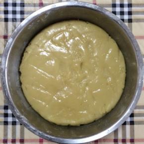 3、干净的盆放入转化糖浆和枧水混合均匀，再分次加入花生油，每次加入都要混合到眷到浮油再加下一次，最后加入面粉用翻压的方式直无干粉，用保鲜膜盖好常温放置2小时备用。