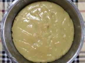 3、干净的盆放入转化糖浆和枧水混合均匀，再分次加入花生油，每次加入都要混合到眷到浮油再加下一次，最后加入面粉用翻压的方式直无干粉，用保鲜膜盖好常温放置2小时备用。