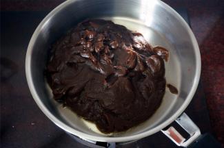 将蒸熟的红枣放入料理机，加入半饭碗清水，搅打成枣泥，打好的枣泥倒入炒锅中。