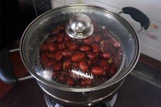 放入蒸锅中，水开后大火蒸15分钟。