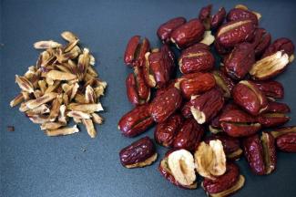 红枣洗净后，擦干水，去核。