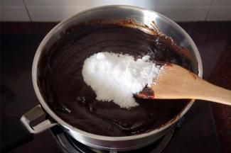 油全部加入后，倒入所有的木糖醇，继续中火翻炒。