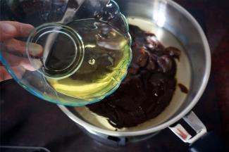 分两次倒入玉米油，每次都要炒均匀吸收后再加下一次。