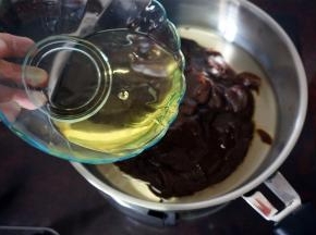 分两次倒入玉米油，每次都要炒均匀吸收后再加下一次。