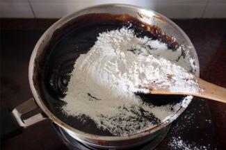 炒至水份七成干的时候，加入糯米粉，翻炒均匀。