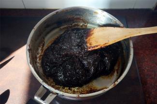 一直翻炒到馅料形成一整块的状态，翻动时能整体挪动即可，装起冷却后放冰箱冷藏备用。