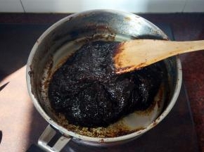 一直翻炒到馅料形成一整块的状态，翻动时能整体挪动即可，装起冷却后放冰箱冷藏备用。