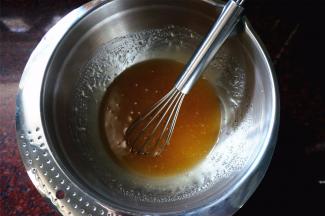 制作月饼皮：将转化糖浆，玉米油，枧水混合拌均匀。