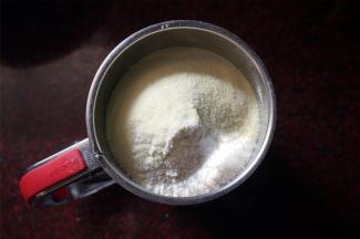 筛入中筋粉和奶粉的混合物。