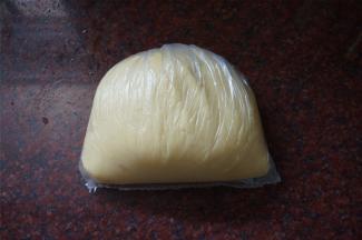 翻拌均匀后装入保鲜袋，室温松弛1-2个小时再包月饼。