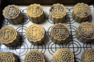 印好的月饼胚放入烤盘。烤箱上下火210度预热。