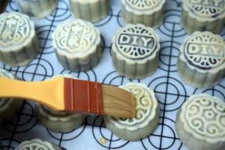 取出，表面刷上一层蛋黄水（1个蛋黄+1/4个蛋白混合均匀），放入继续210度烘烤5分钟。