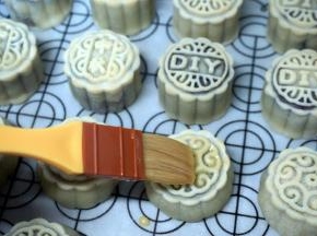 取出，表面刷上一层蛋黄水（1个蛋黄+1/4个蛋白混合均匀），放入继续210度烘烤5分钟。