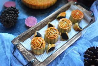 然后取出刷上第二次蛋黄水，然后放入再210度烤5分钟至表面金黄即可。