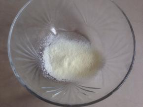 奶粉和玉米淀粉先过筛一次