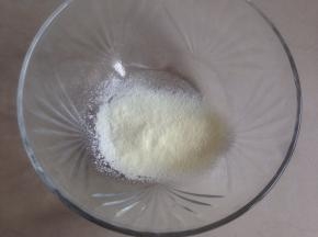 奶粉和玉米淀粉先过筛一次