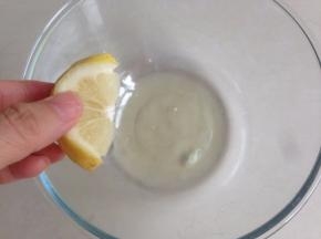 蛋清里加入数滴柠檬汁