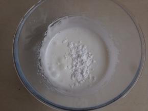 打至体积有点膨胀发白的时候，加入剩余的糖霜