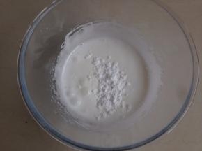 打至体积有点膨胀发白的时候，加入剩余的糖霜