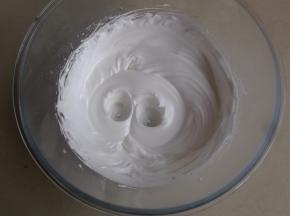 用打蛋器继续打3、4分钟，打至干性发泡，不要打过了