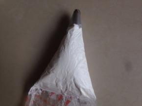 将蛋白霜放入到装有裱花嘴的裱花袋里。（我用的是6齿花嘴）