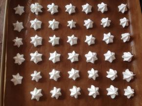 将蛋白霜挤到铺了高温油布的烤盘上，尽量挤出大小一致。（不要直接挤在烤盘上，就算是不粘烤盘也不可以）