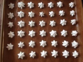 将蛋白霜挤到铺了高温油布的烤盘上，尽量挤出大小一致。（不要直接挤在烤盘上，就算是不粘烤盘也不可以）