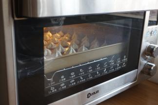 放入已经预热到100度的烤箱中下层（各家烤箱脾气不同，温度仅供参考，我家烤箱温度挺准的，用烤箱温度计测量过），烘烤50分钟左右