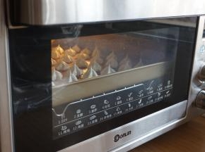 放入已经预热到100度的烤箱中下层（各家烤箱脾气不同，温度仅供参考，我家烤箱温度挺准的，用烤箱温度计测量过），烘烤50分钟左右