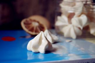 烘烤结束，放凉一下，就立即从油布里揭下来，放密封盒保存，尽快食用。如果揭不下来，那是因为还没烤熟烤透，要回炉再烤一下