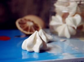 烘烤结束，放凉一下，就立即从油布里揭下来，放密封盒保存，尽快食用。如果揭不下来，那是因为还没烤熟烤透，要回炉再烤一下