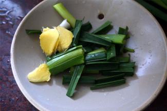 大蒜切段，姜片适量。